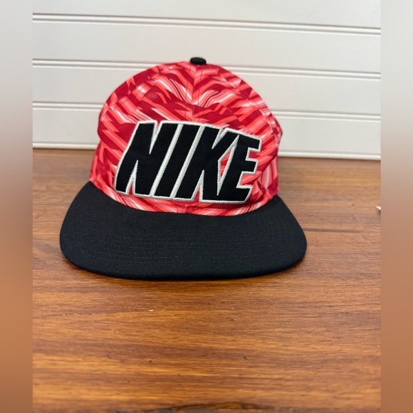 Nike men’s black, red, white adjustable flat billed cap. One size. - Picture 1 of 5